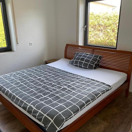 Bungalow In Ruhiger Siedlung Mit Stellplatz Landshut Exterior foto